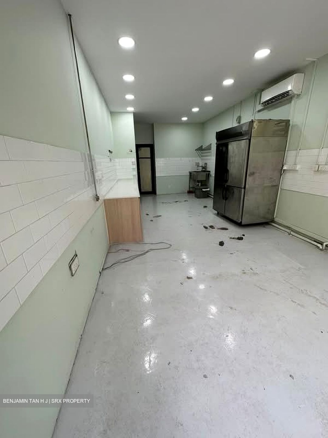 Ridgewood (D10), Retail #533075271